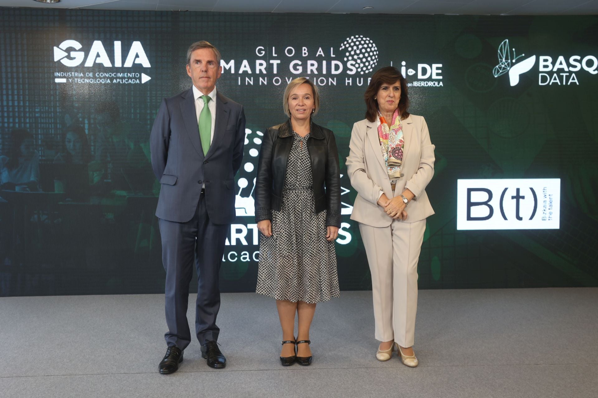 El delegado de Iberdrola en el País Vasco, Asís Canales, la diputada en Bizkaia de Promoción Económica, Ainara Basurko, y la presidenta de Gaia, Elena Zarraga.