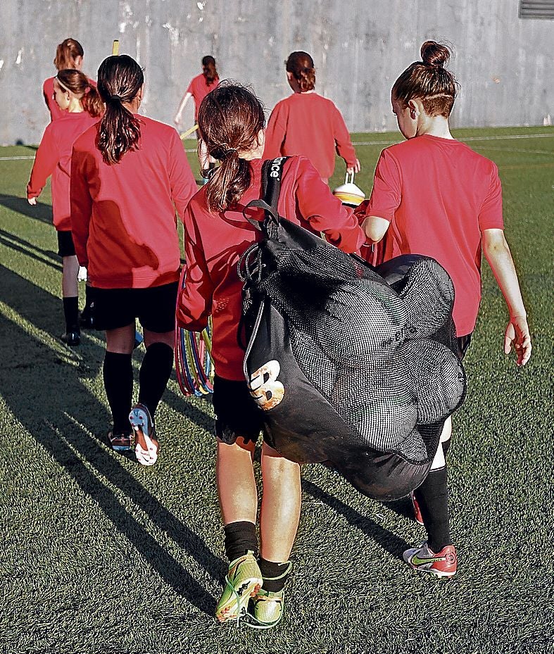 ¿Puede un adulto estar en los vestuarios de los menores durante el deporte escolar?