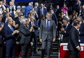 Felipe VI en el momento de acceder al salón en el que se ha celebrado el congreso del Instituto de la Empresa Familiar, en Santander.