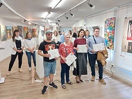 Los artistas Aratz Azpiri (premio local), Azucena Fernández (ganadora), Mari Luz Martínez Cenitagoya (tercera) y Eduardo Alsasua (segundo), posan con los premios y los cuadros de la exposición.