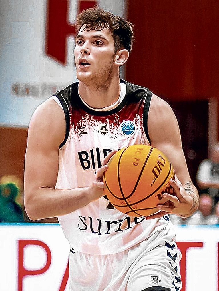 El exterior andaluz destaca por el manejo del balón y su lanzamiento.