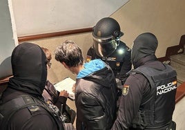 El detenido en Oion, con agentes de la Policía Nacional.