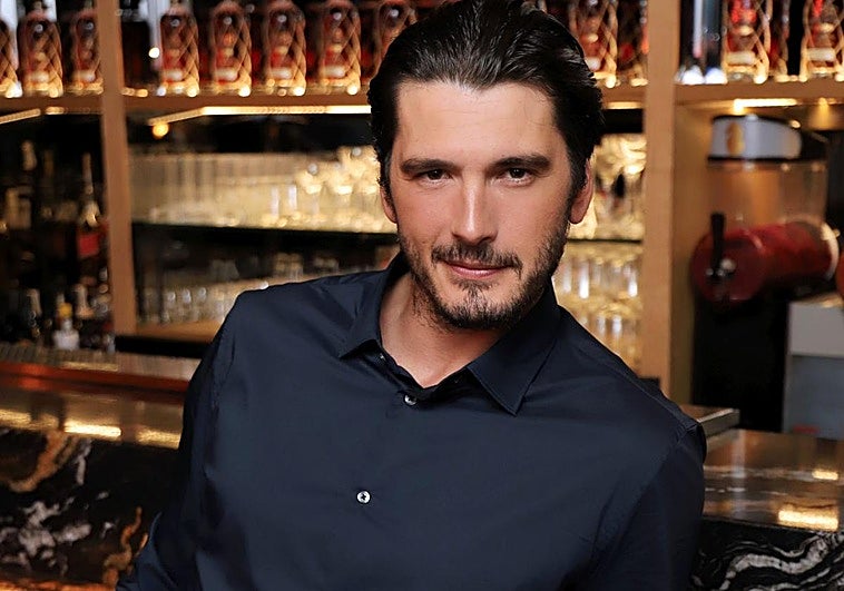 Yon González disfrutó este martes de una cena con amigos en Bilbao.