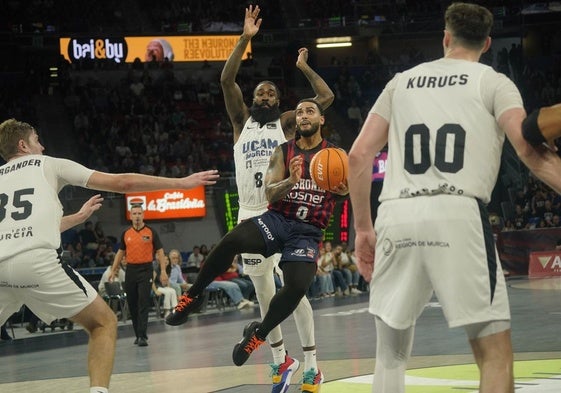 Markus Howard, acosado por la vigilancia de Howard Sant-Roos y Simon Birgander durante la visita del UCAM Murcia.