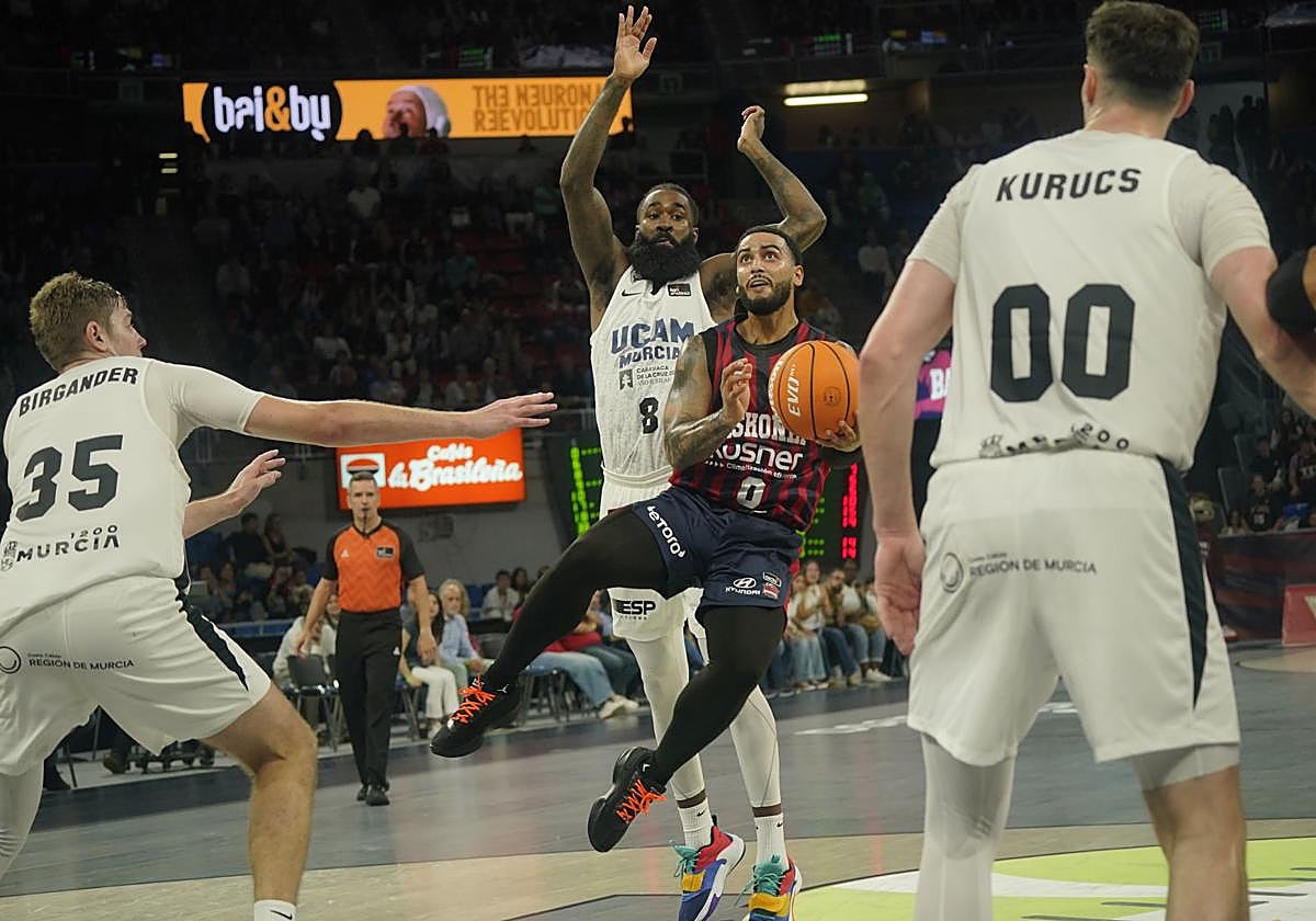 Markus Howard, acosado por la vigilancia de Howard Sant-Roos y Simon Birgander durante la visita del UCAM Murcia.