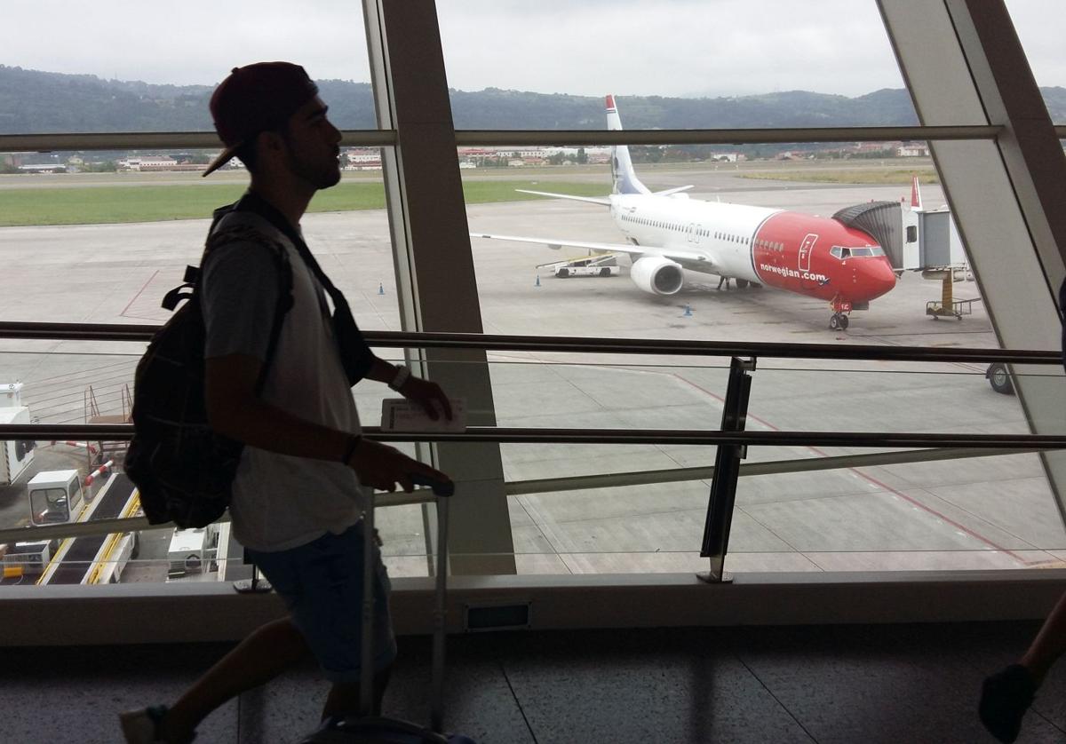 Pasajeros a punto de enbarcar en un vuelo de Norwegian en el aeropuerto de Loiu