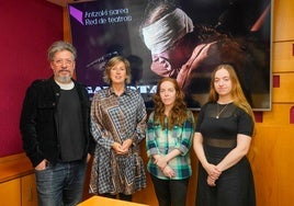 El director Guillermo Cacaces, junto a la concejala de Cultura y Educación, Sonia Díaz de Corcuera y las dos actrices del elenco; Pilar Boyle y Muriel Sago.