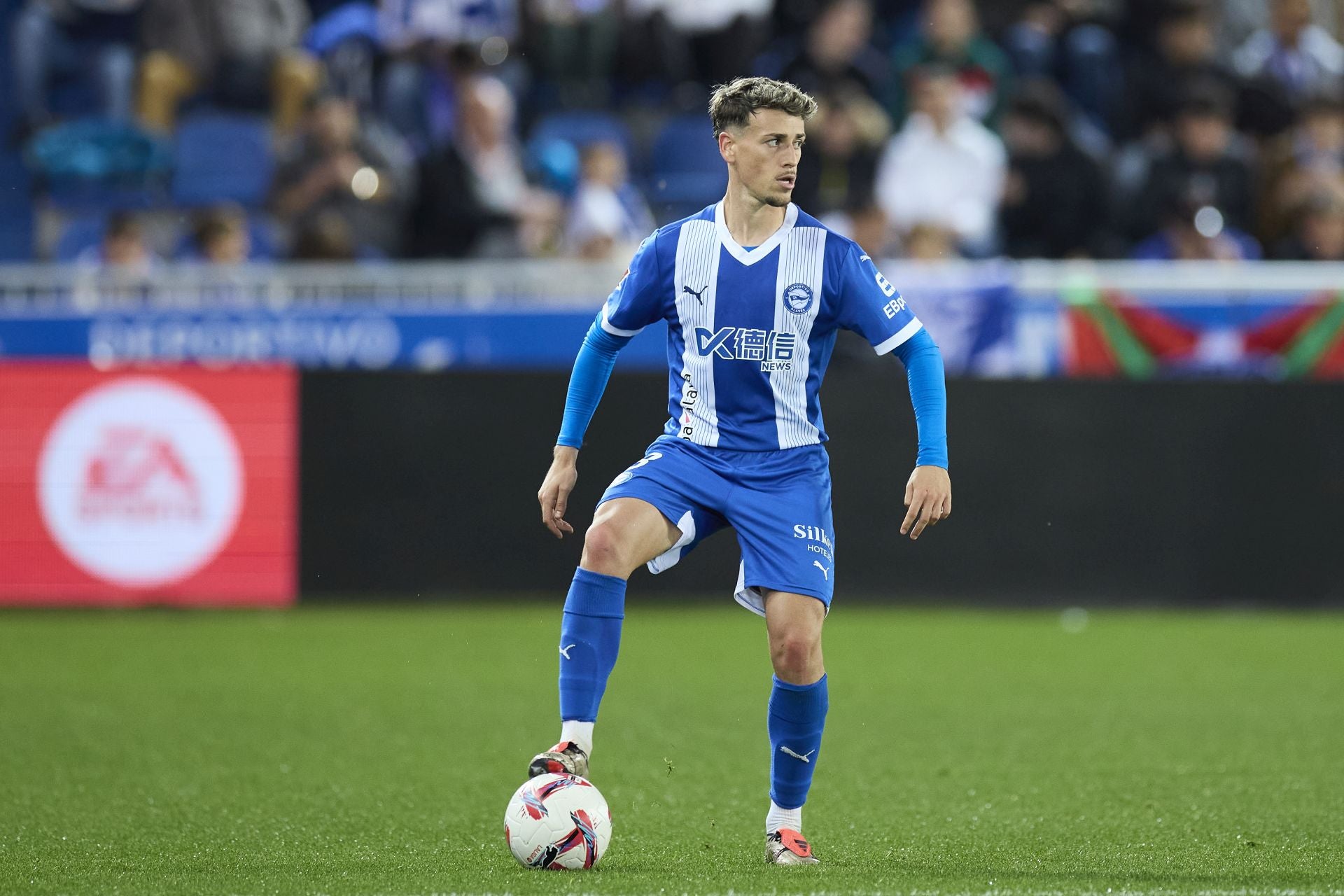 Antonio Blanco controla el balón en el partido contra el Valladolid.
