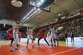 Amar Sylla, de rojo en el centro, durante el partido contra el Balkan en La Casilla.