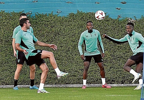 Jugadores del Athletic, en Lezama.