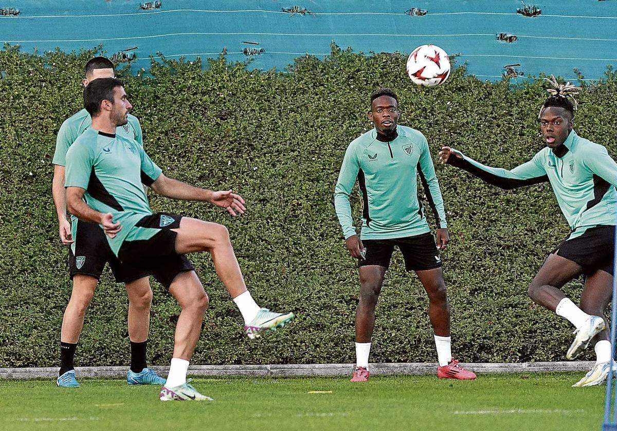 Jugadores del Athletic, en Lezama.