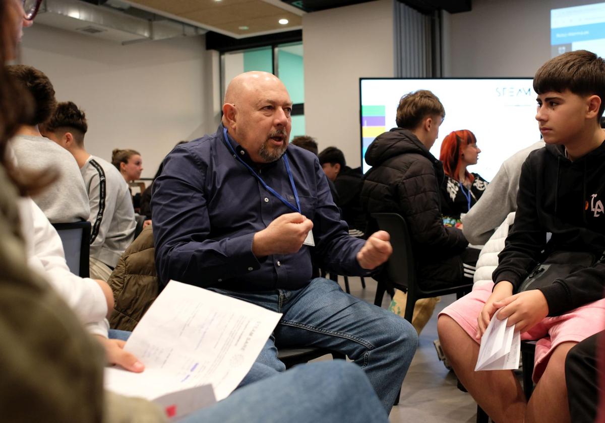 Se han organizado encuentros entre estudiantes y profesionales que han charlado sobre intereses, motivaciones, retos e inquietudes.