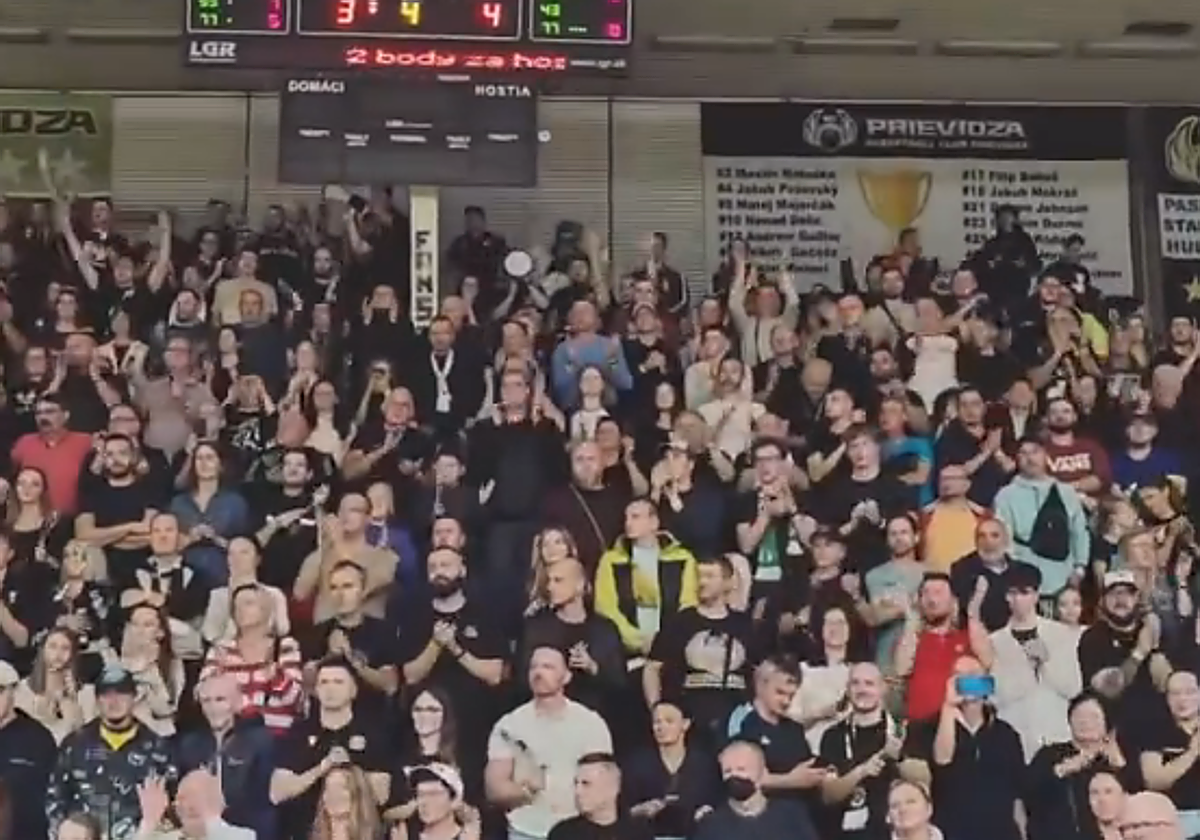 La afición del Prievidza corea el nombre del Bilbao Basket pese a la derrota de su equipo