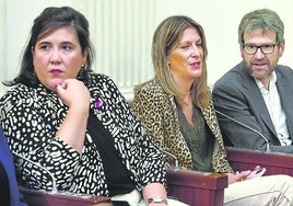 El exalcalde Urtaran, la diputada foral Saray Zárate (en el centro) y Jone Berriozabal, favorita para presidir el futuro ABB.