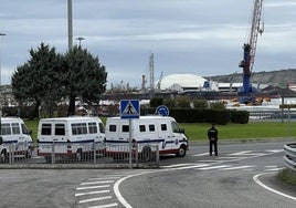 Efectivos de la Ertzaintza, desplegados en el Puerto de Santurtzi durante la huelga de transporte de 2022.