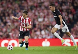 Iñigo Ruiz de Galarreta controla el balón durante el partido ante el AZ Alkmaar.