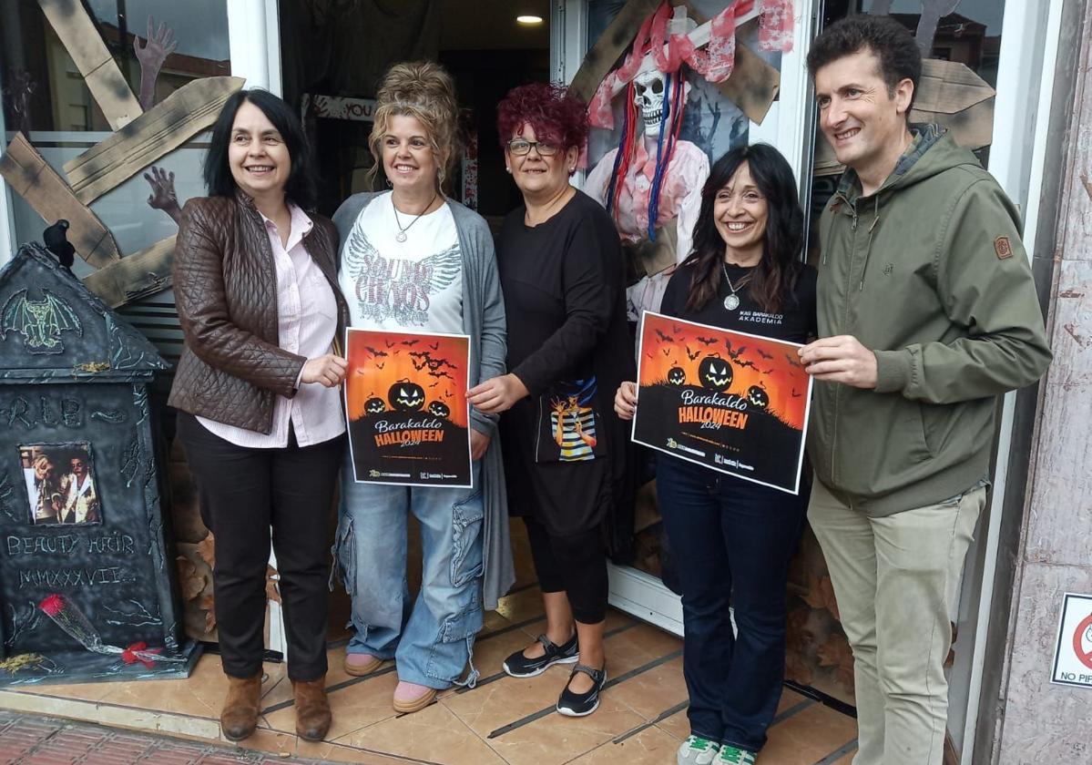 Esther Magaz, presidenta de ABK, junto a responsables de dos comercios de Barakaldo, acompañadas por el concejal Gorka Zubiaurre.