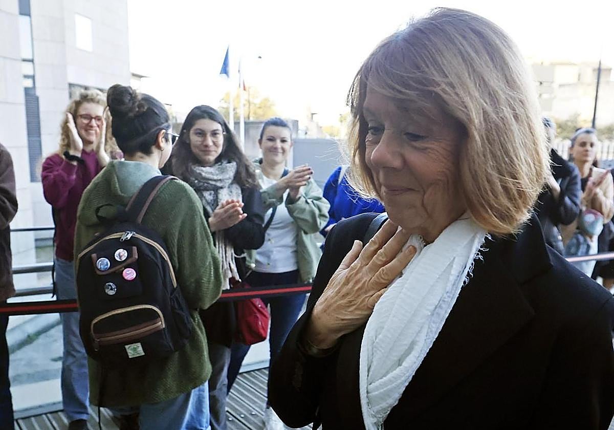 Gisele Pelicot abandona el tribunal de Avignon en medio de los aplausos de las mujeres que la esperaban en el exterior.