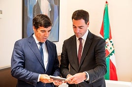 El presidente de Kutxabank, Antón Arriola, con el lehendakari Imanol Pradales
