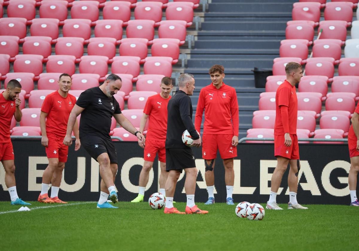 Jindrich Trpisovsky toca el balón junto a sus jugadores en el campo de San Mamés.