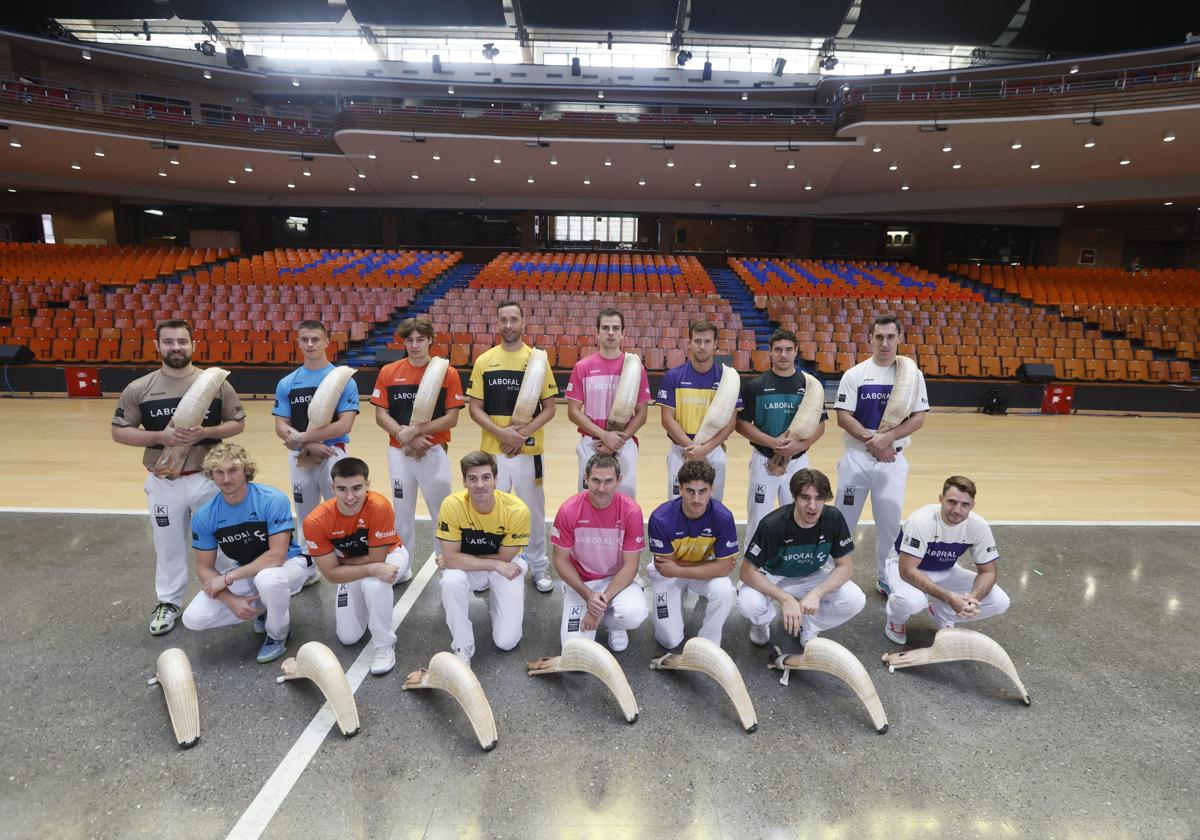 Los puntistas participantes excepto Goitia, en el Jai Alai de Gernika.