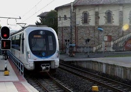 Una unidad de Euskotren avanza hacia Bilbao por la ruta que llega desde Durango