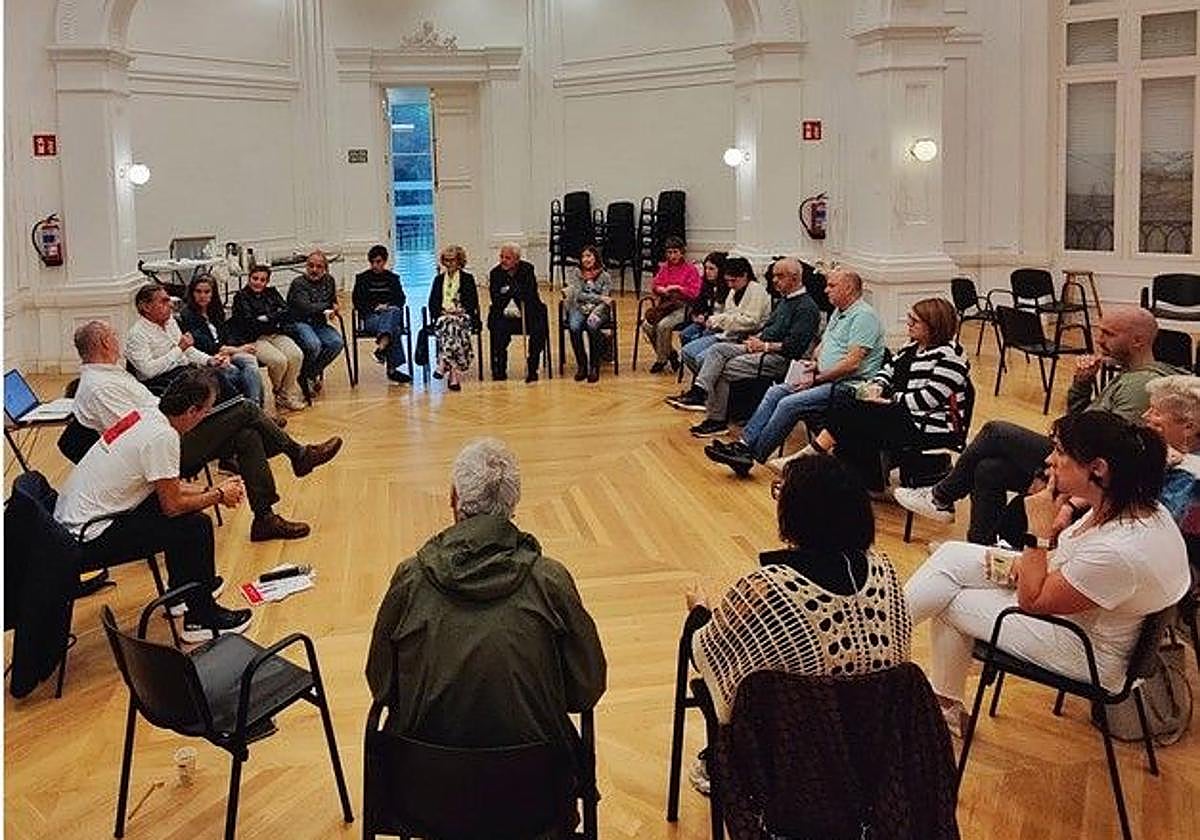 Reunión del grupo motor Laudio Lagunkoia en el Casino.
