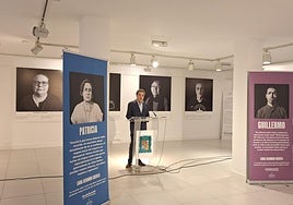 Juan Cuatrecasas, padre de una de las víctimas que han participado en la exposición, durante su intervención.