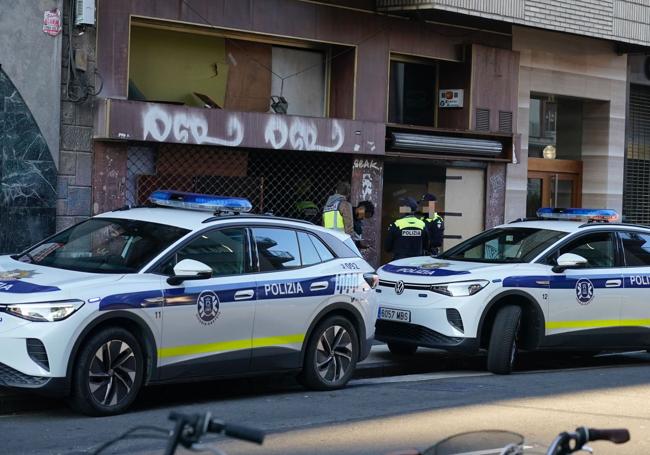 Agentes locales y nacionales en la lonja okupada de Cruz Blanca.