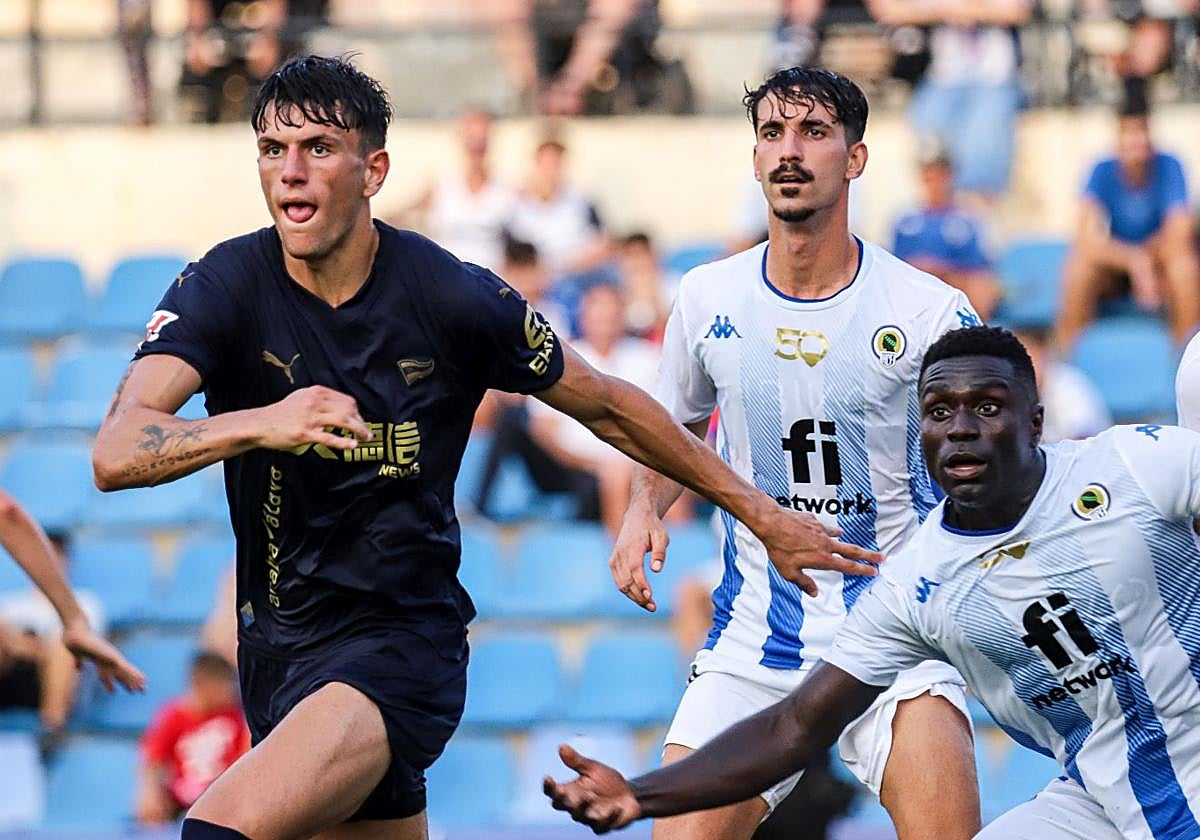 Álvaro García ya ha disputado varios partidos amistosos con el Alavés.