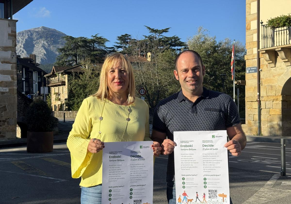 La teniente de alcalde, Edurne Maguregi y el alcalde, Mikel Urrutia, presentaron los presupuestos participativos.