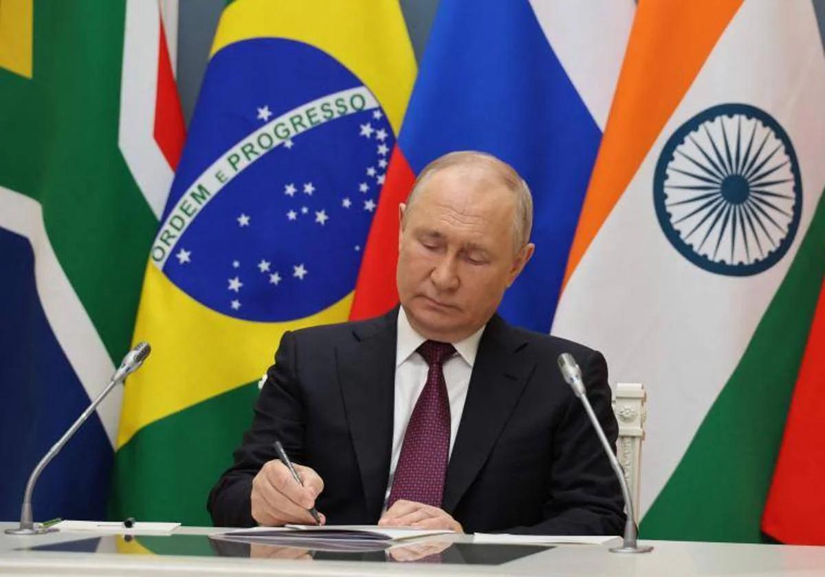 Putin reaparece en Sudáfrica en la cumbre de los BRICS.