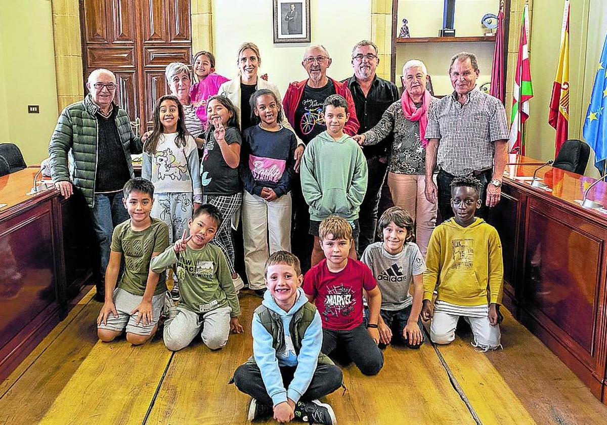 El Consejo de la Infancia y la alcaldesa compartieron mañana con el equipo motor de personas mayores.