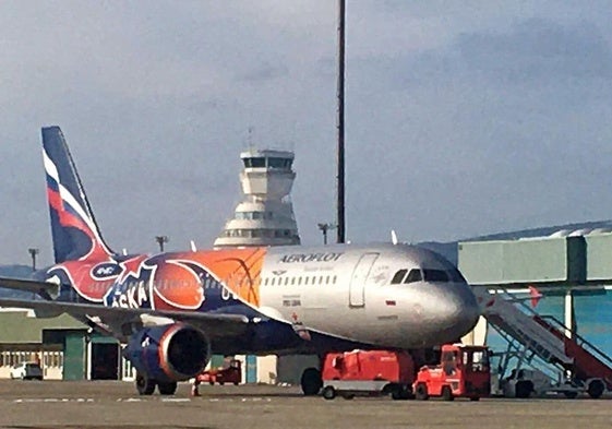 Un avión ruso en la pista de Foronda.