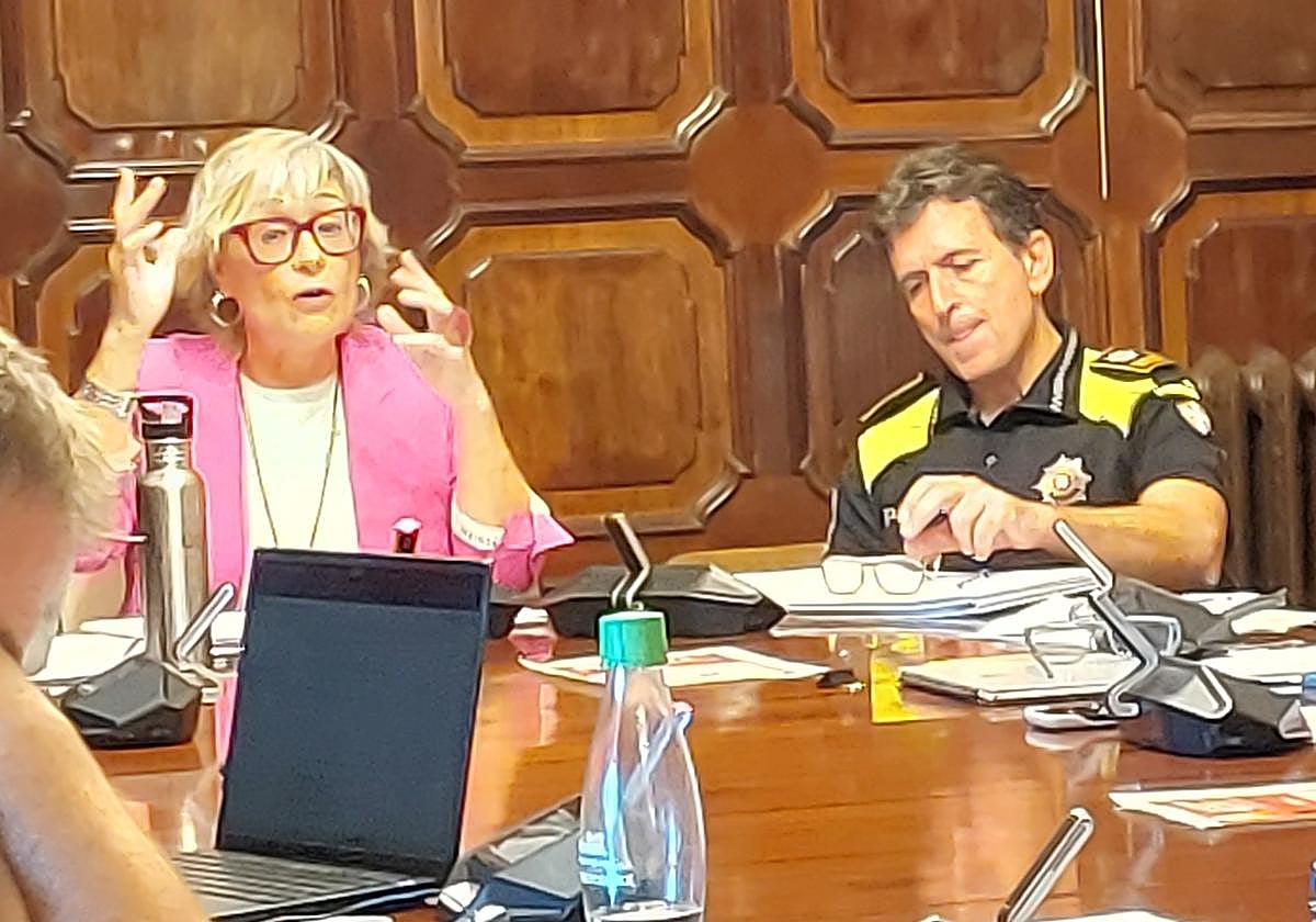 El comisario de la Policía Local de Getxo, Tomás Santín, junto a la concejala de Seguridad Ciudadana, Keltse Eiguren, en la comisión.