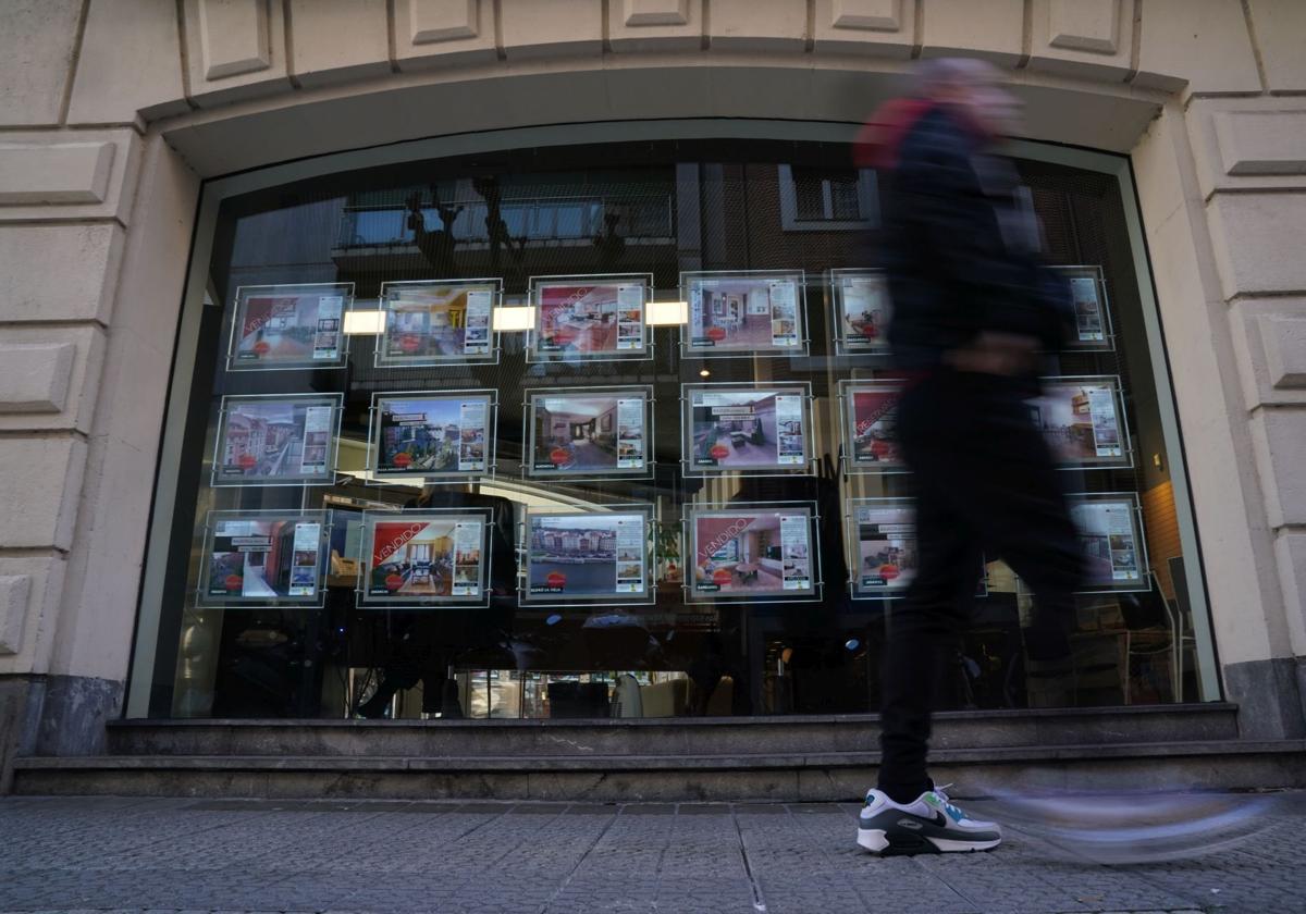 Escaparate de una inmobiliaria en Bilbao