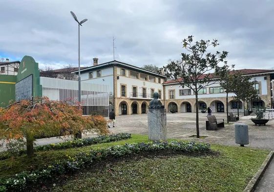 Vista de la plaza del ayuntamiento de Igorre.