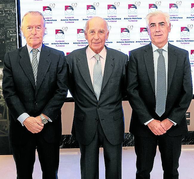 Diego de Azqueta, Gonzalo Corcóstegui y José Luis Alzola.