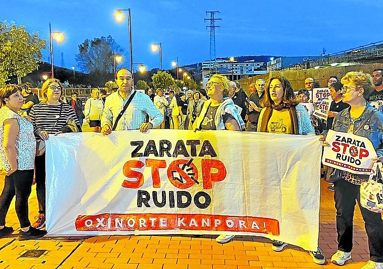 Los residentes afectados por el silbido de la factoría han vuelto a concentrarse este jueves a las puertas de la planta.