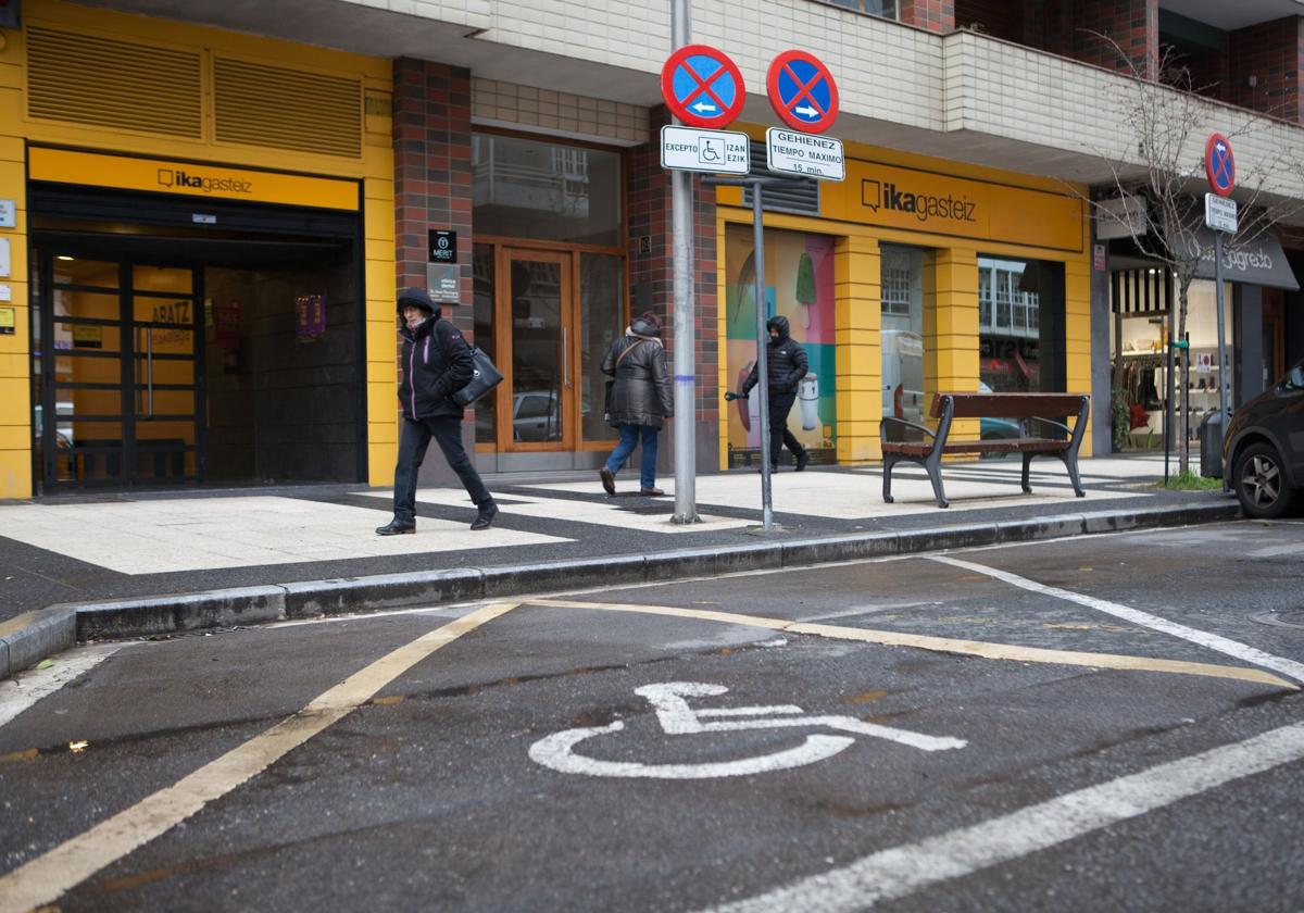 Mil multas en un año en Vitoria por 'ocupar' plazas para personas con discapacidad