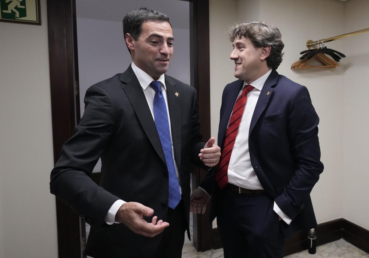 Imanol Pradales y Eneko Andueza conversan en los pasillos del Parlamento vasco.