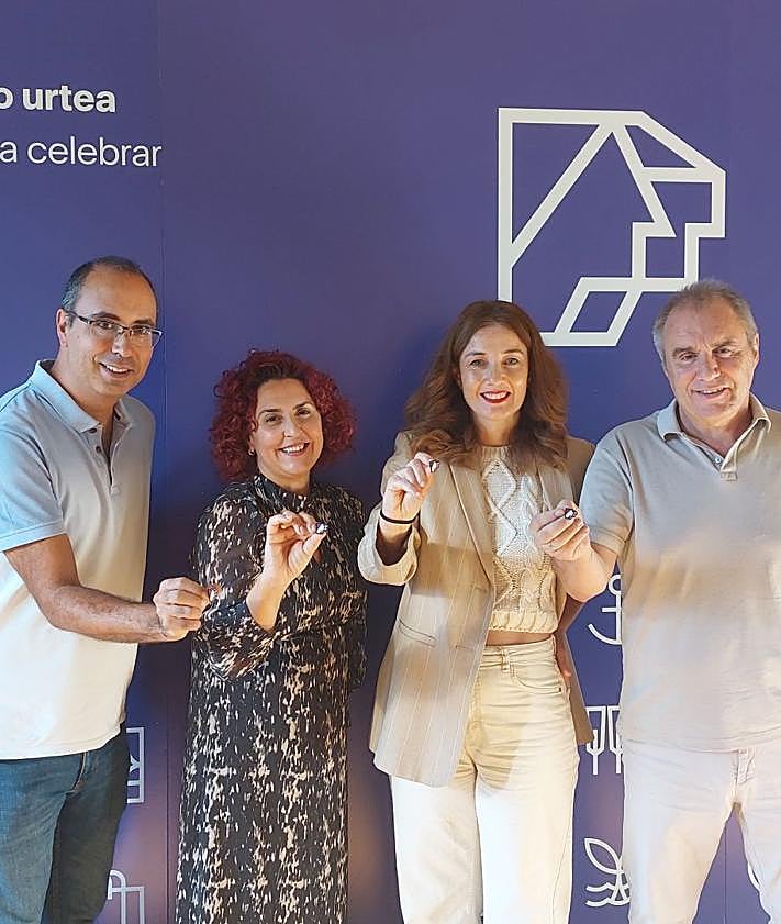 Imagen secundaria 2 - Arriba, dibujo sin datar que recrea las construcciones junto al puerto. A la izquierda, imagen del merendero Poli, famoso por sus sardinas, en 1918. A la derecha, la alcaldesa, Karmele Tubilla, y la edil de Cultura, Itziar Carrocera, junto a Gorka Bóveda (izquierda) y Carlos Morán, del equipo motor del 950, muestran su pin con el logo de la efeméride.