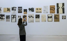 Una de las visitantes a la muestra 'Chillida. Usos aplicados', que se puede ver en Vitoria hasta el 2 de febrero.