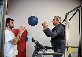Arkaitz Mardaras participa en un ejercicio de su terapia junto al fisioterapeuta de Aita Menni Álvaro Laguna.