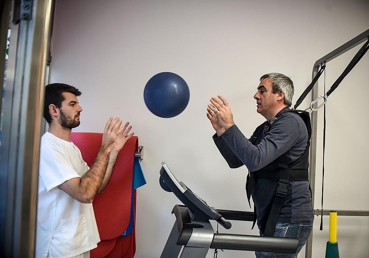 Arkaitz Mardaras participa en un ejercicio de su terapia junto al fisioterapeuta de Aita Menni Álvaro Laguna.