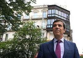 Antón Arriola, presidente de Kutxabank, junto a la sede de la entidad financiera.