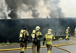 Una familia con dos menores pasaba la noche en el pabellón incendiado del polígono industrial de Arrigorriaga