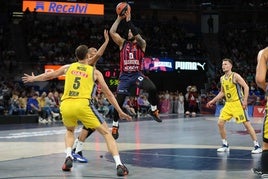 Markus Howard se eleva en suspensión para anotar ante el Alba Berlín.