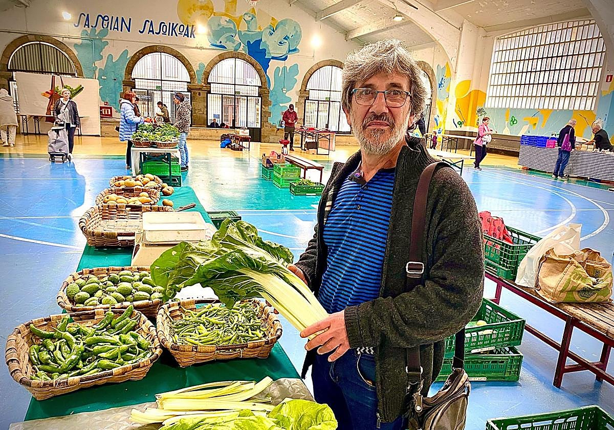 Román Bengoa se levanta alrededor de las siete de la mañana para tener todo preparado hacia las ocho y trae principalmente productos de temporada.