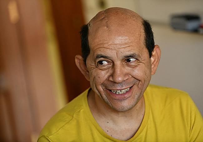 Hernando Berria habla a otros pacientes del valor de la tenacidad frente a la enfermedad.